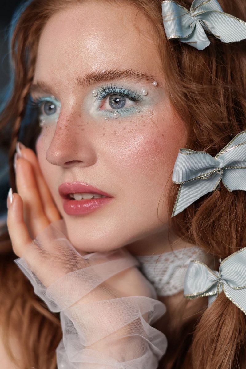 creative-blue-makeup-pearl-details-paris-tatiana-medved
