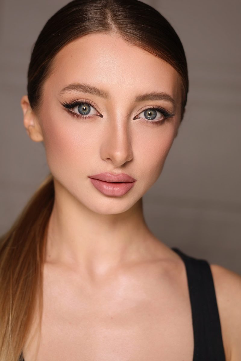 eyeliner-makeup-sleek-ponytail-paris-tatiana-medved