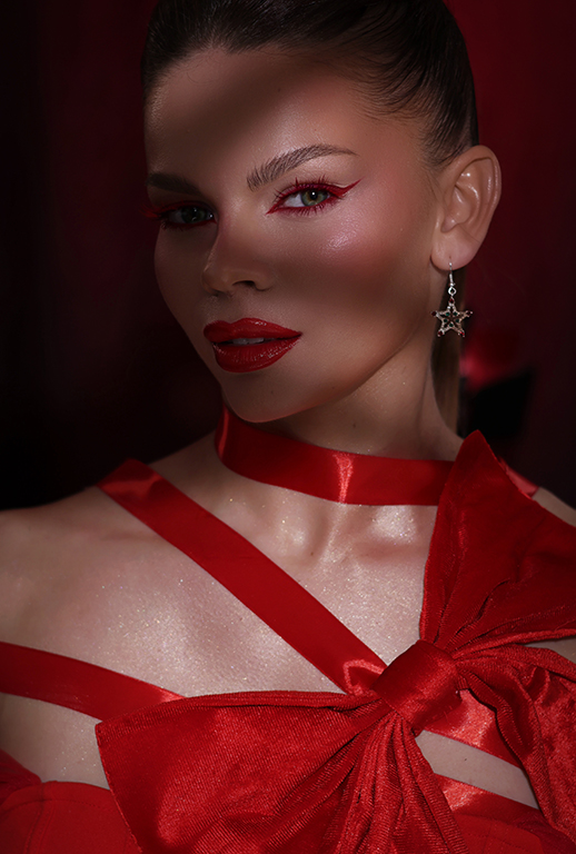 red-eyeliner-look-green-eyes-christmas-inspired-makeup