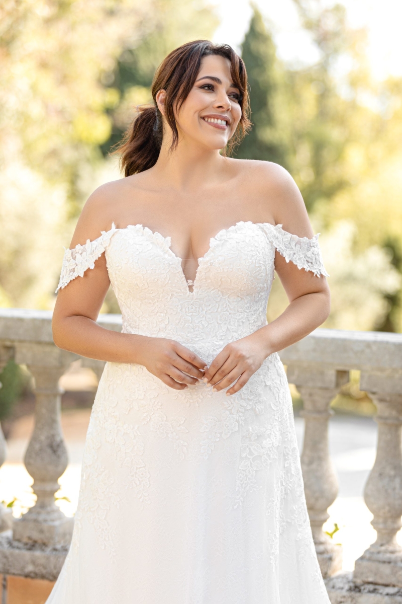 smiling-bride-with-natural-makeup-bogarni