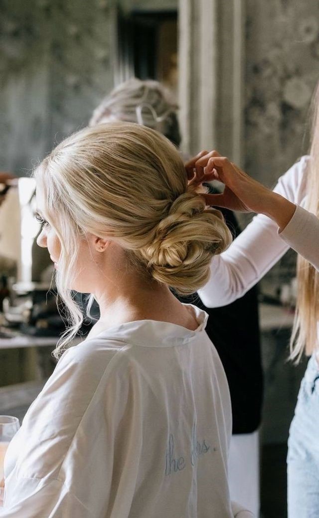 textured-low-updo-hairstyling-paris-bogarni