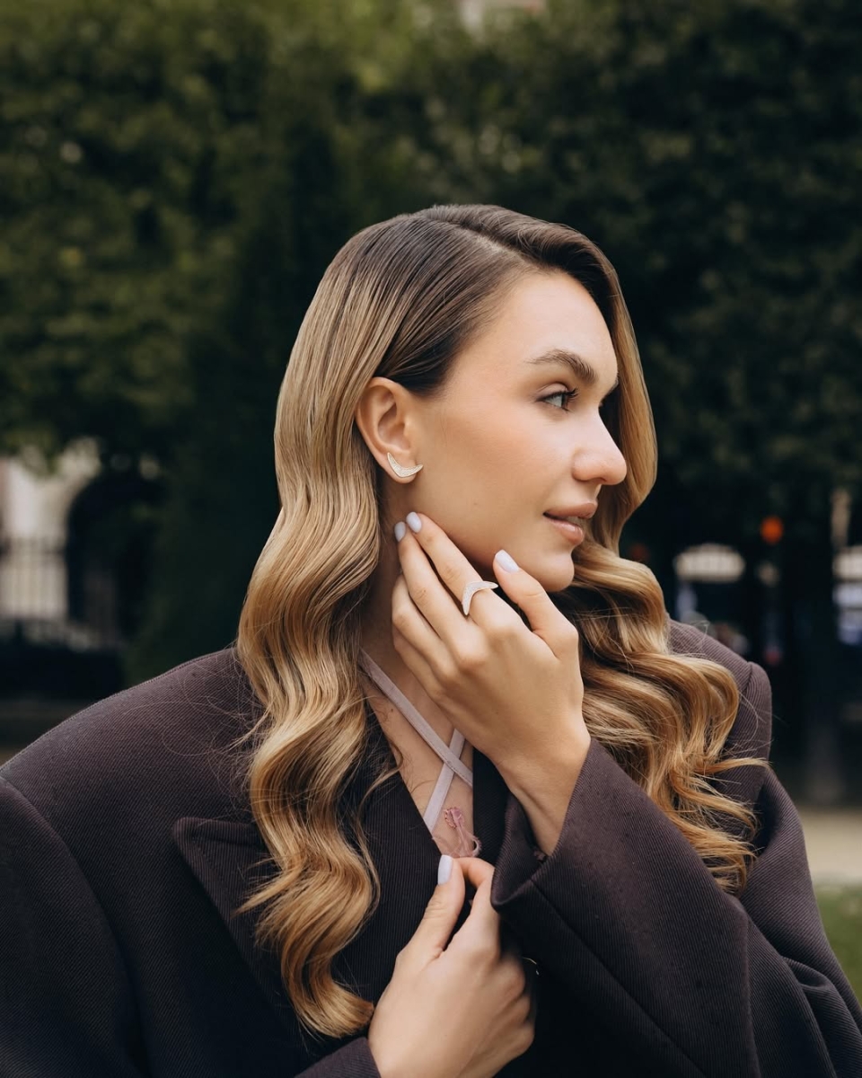 waves-hairstyling-in-paris-for-photoshoot-bogarni